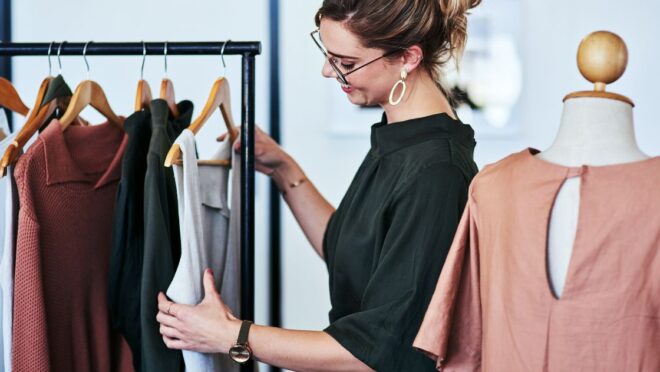 服を陳列する女性