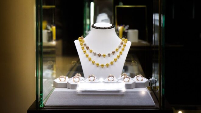 ショーケースに展示されているネックレスと指輪