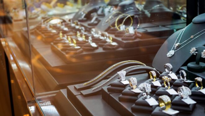 ショーケース越しに見える宝飾