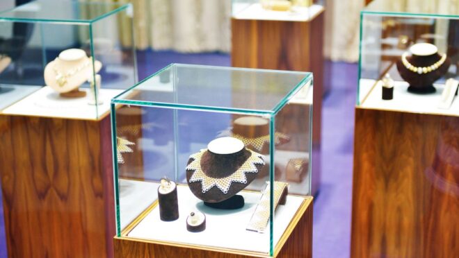 複数のショーケースと宝飾