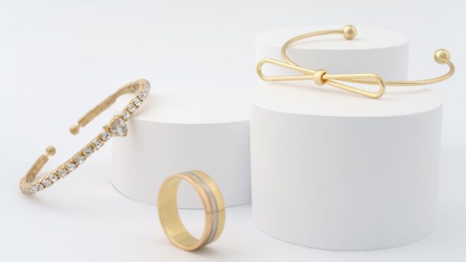 白いオブジェクトにディスプレイされたゴールドのアクセサリー