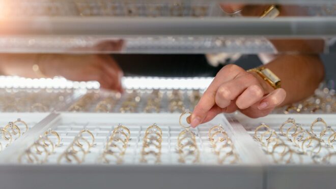 指輪をディスプレイする女性