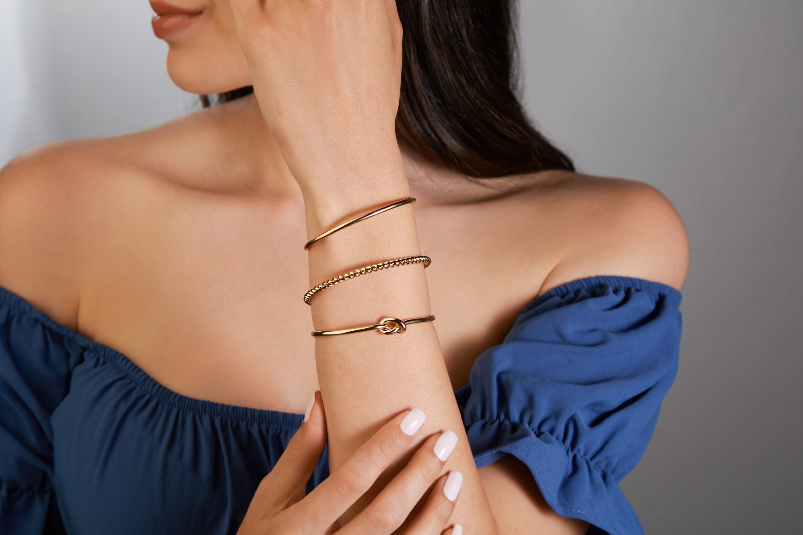 ブレスレットを付けた女性