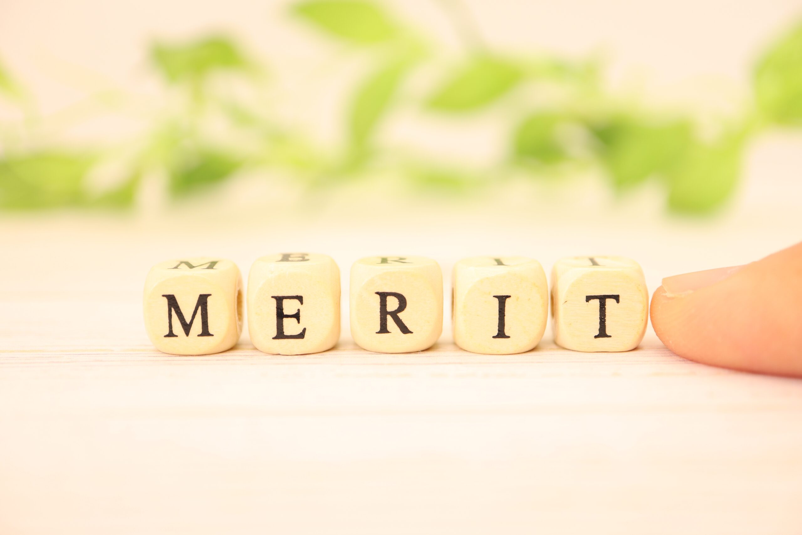 ビーズでできたメリットの文字