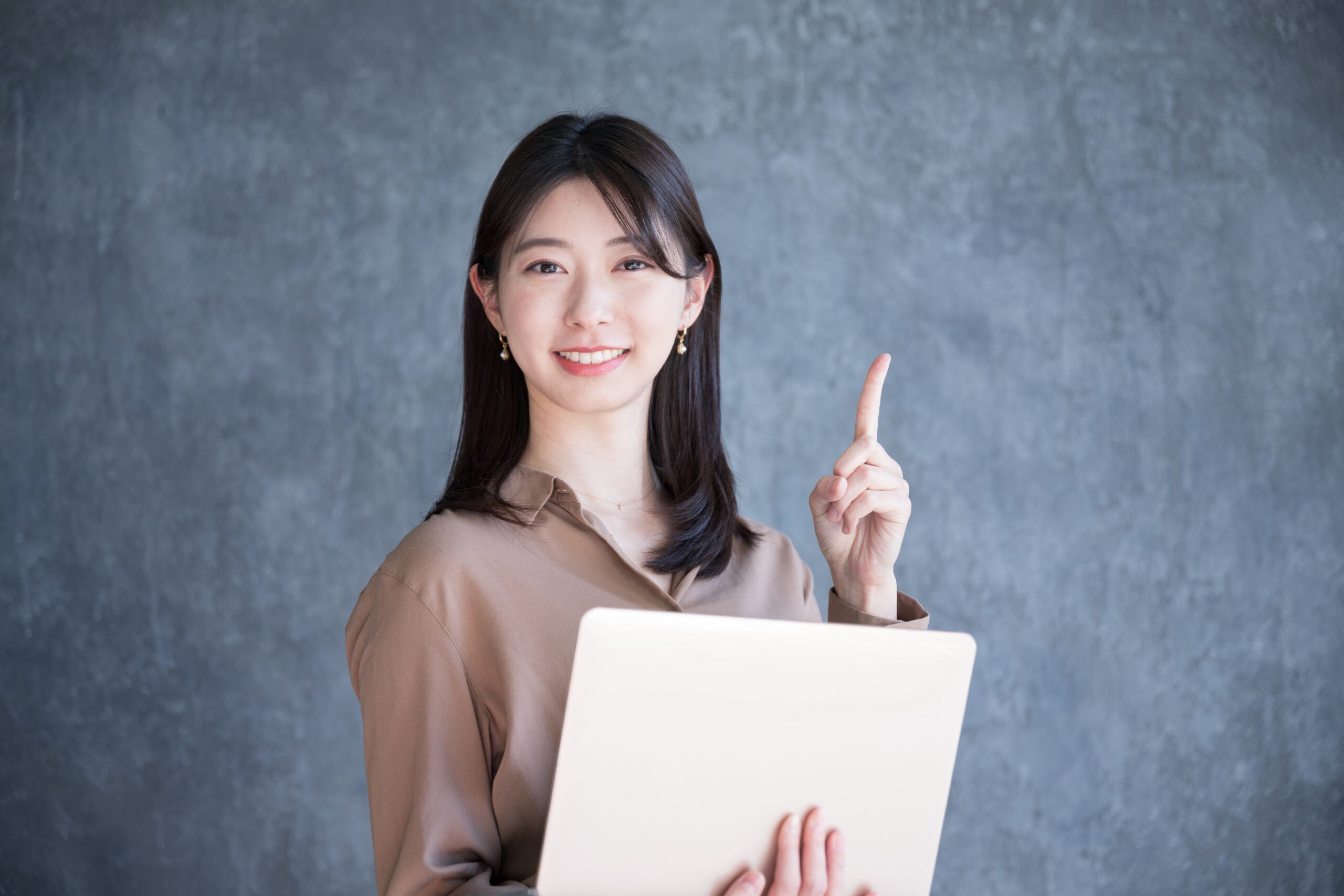 人差し指を立てる女性