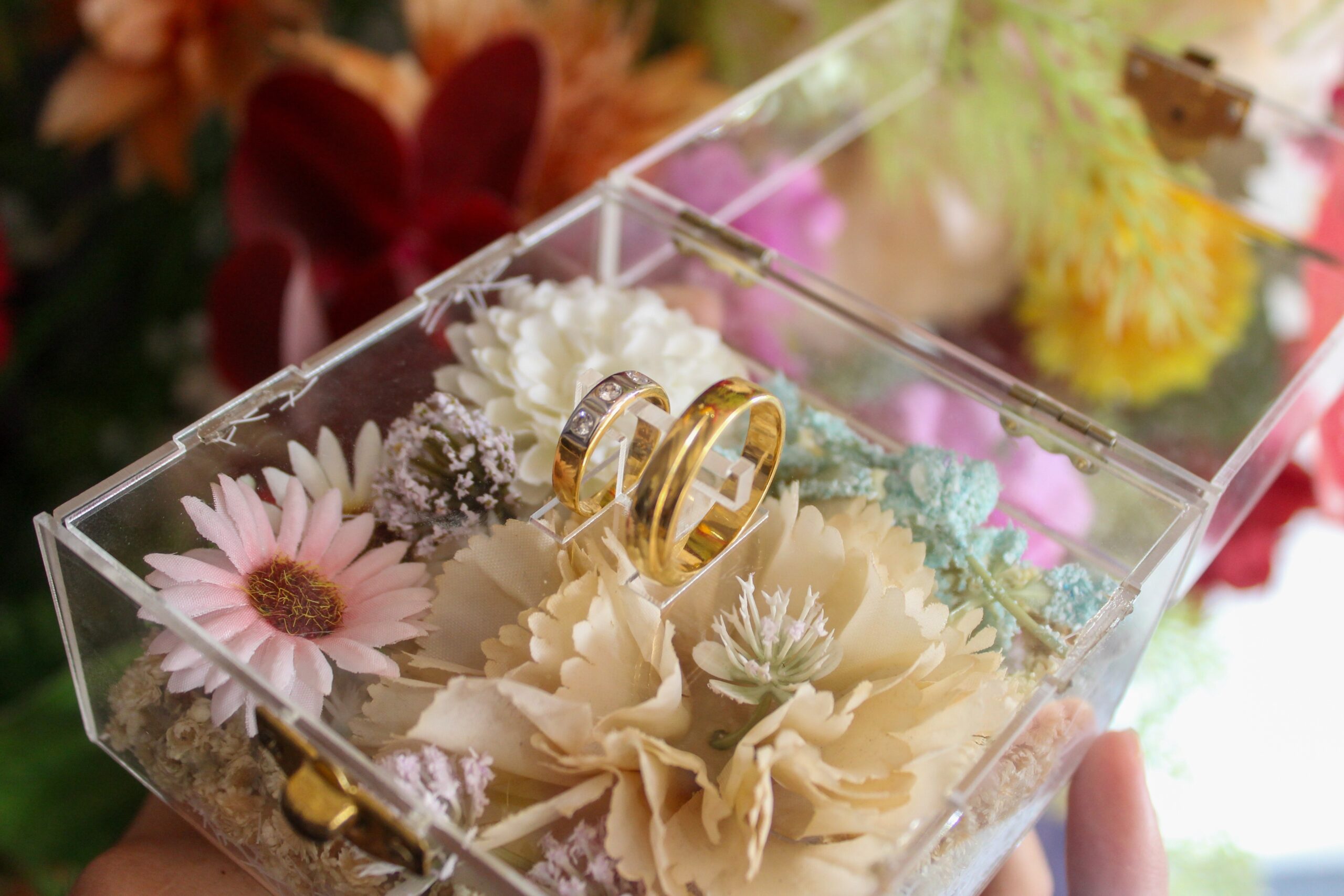 アクリルボックスに入った指輪