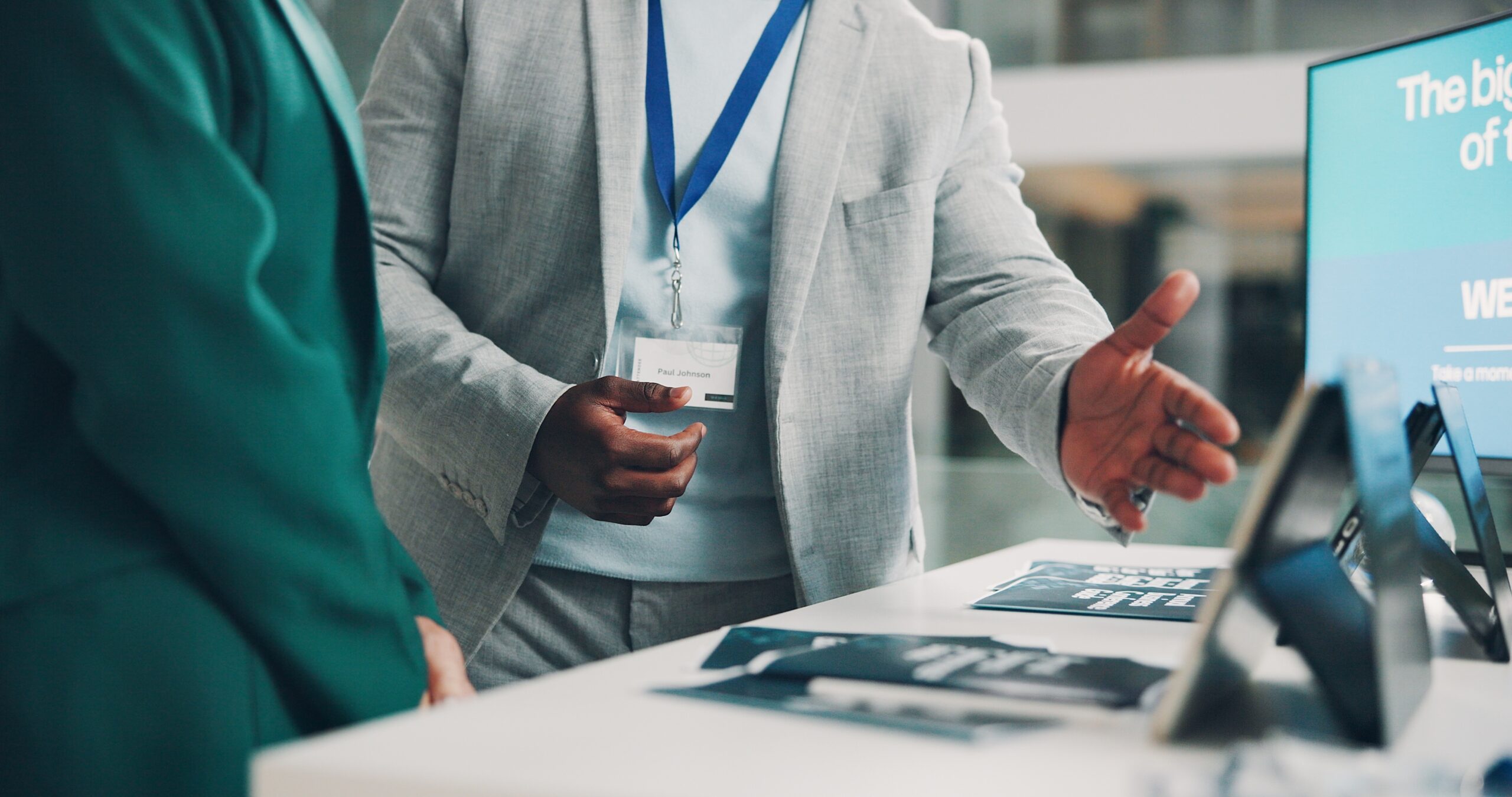 商品を説明している様子