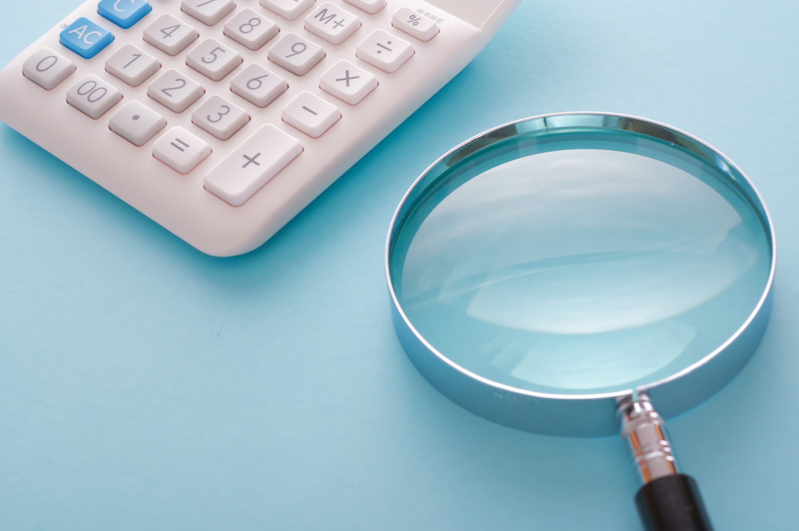 電卓とルーペ