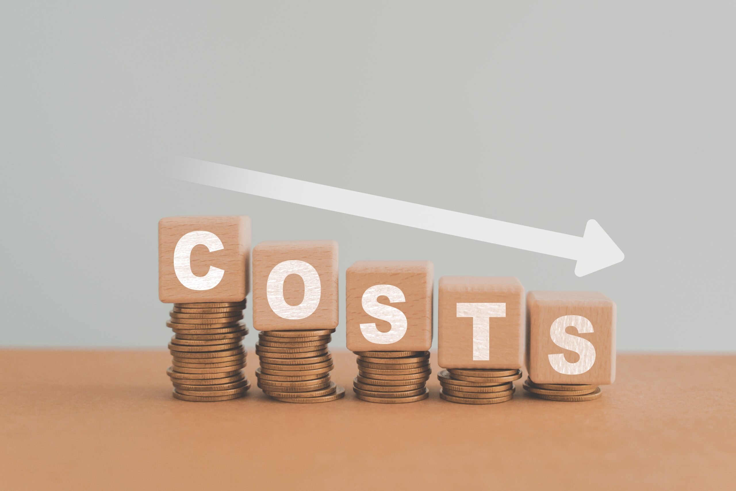 COSTSと書かれた積み木が右下りになっている様子