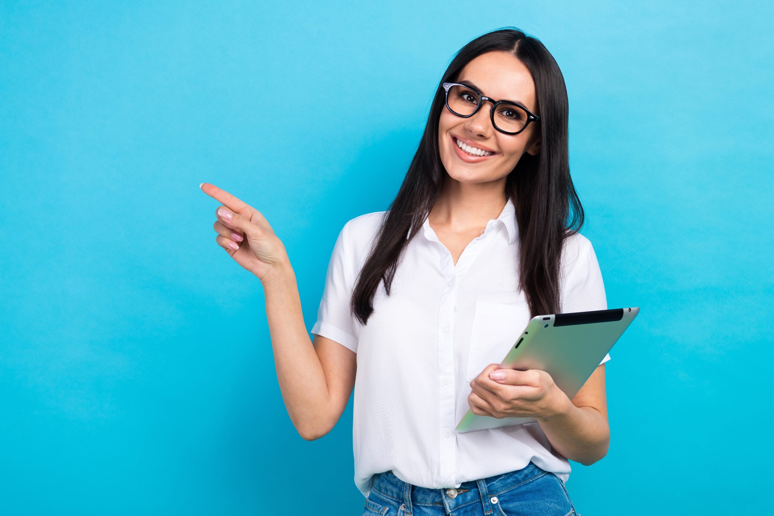 人差し指を立てる女性