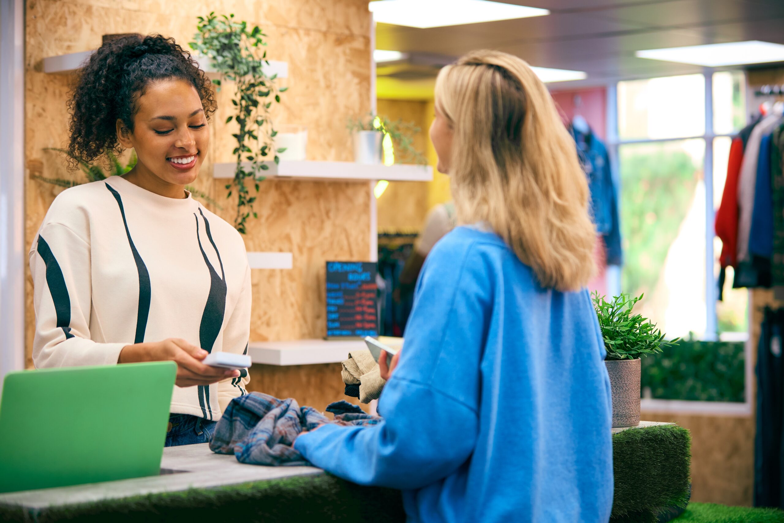 レジで笑顔の店員とお客さん