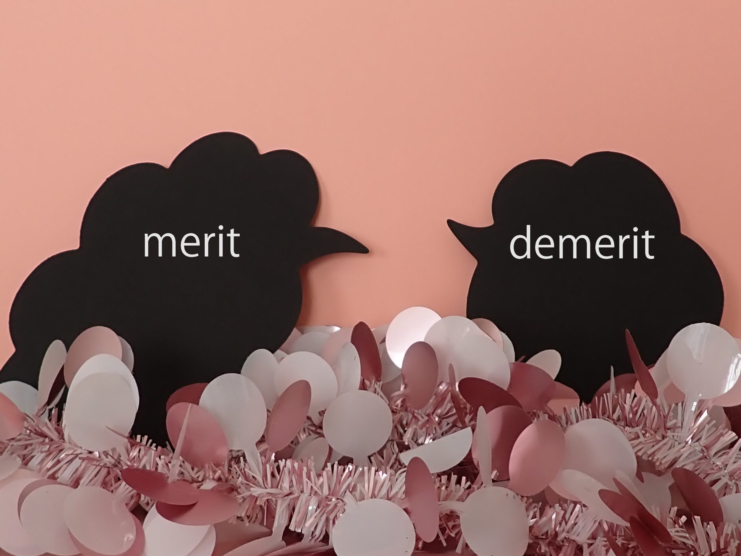 メリットデメリットが書かれたパネル