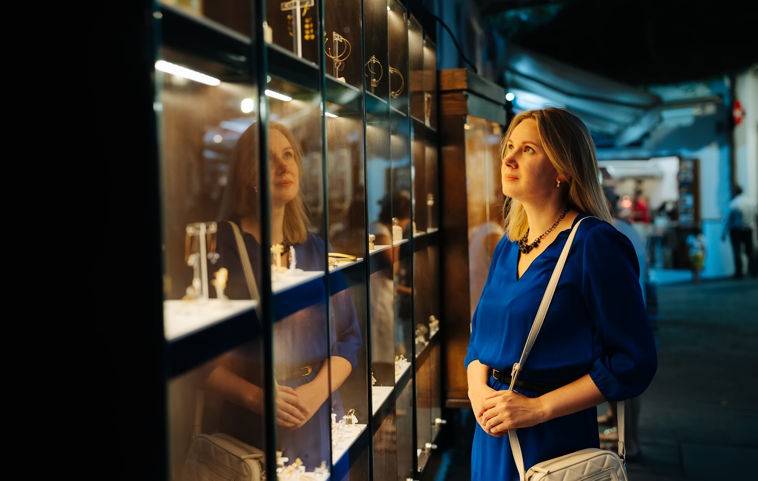 ショーケース内の商品を見る女性