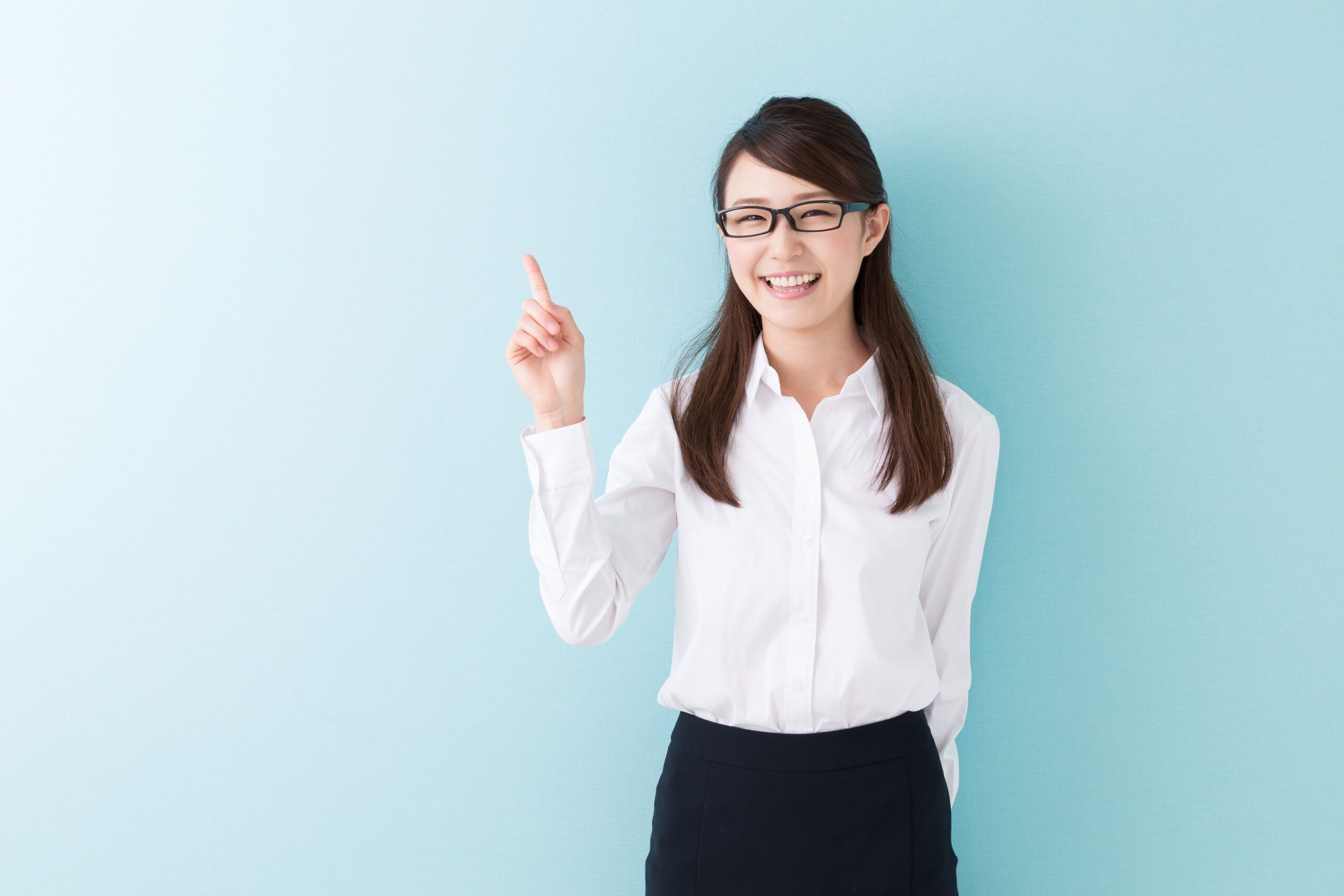 人差し指を立てる女性