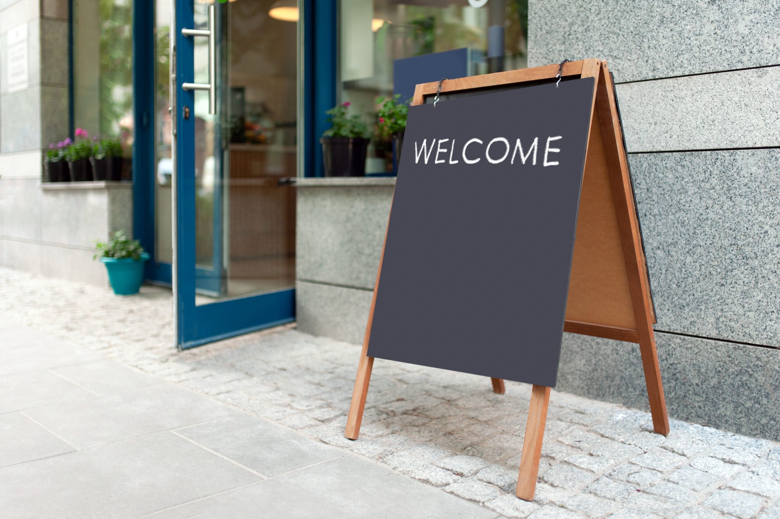 お店の前に出ている看板