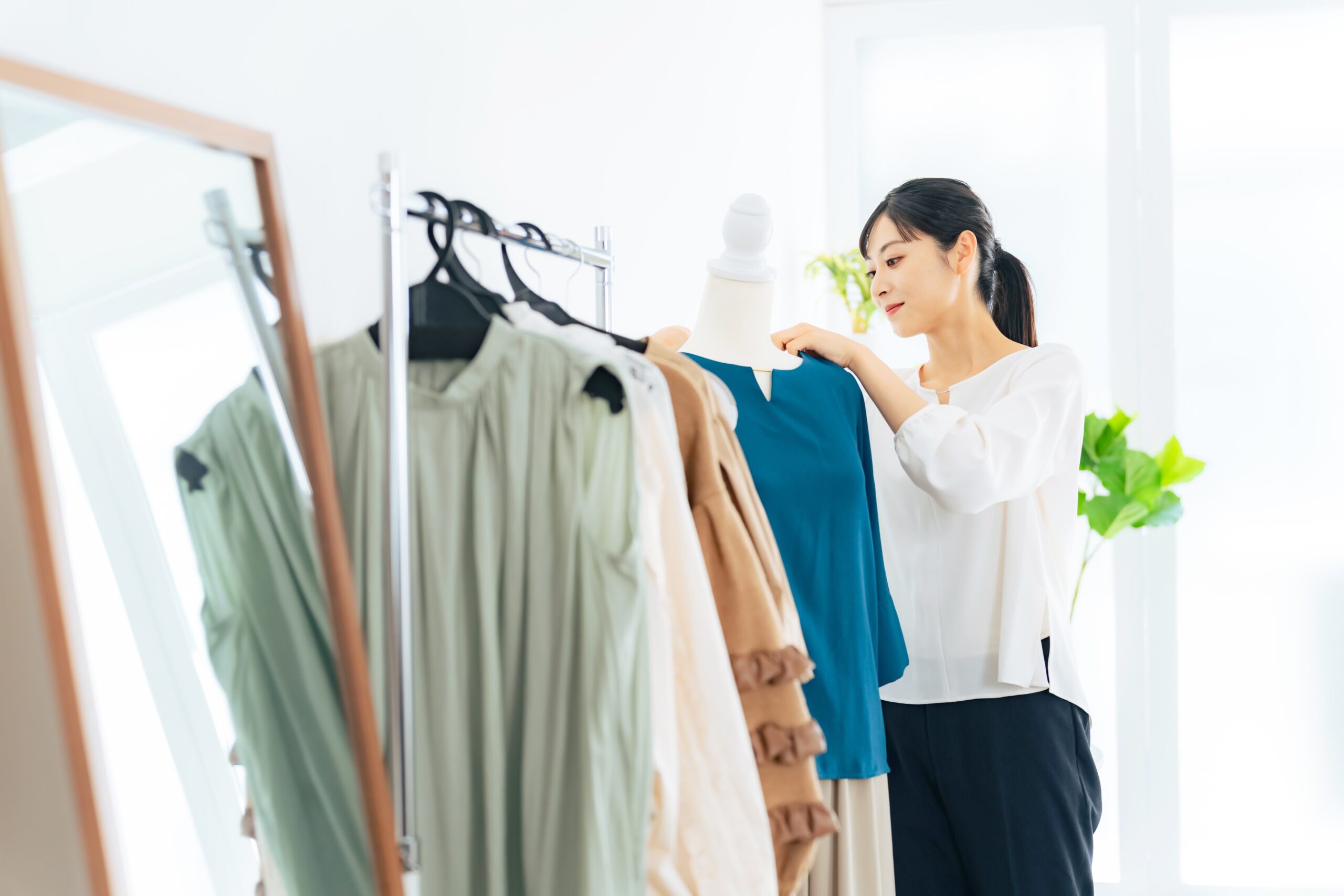 服を飾る女性店員